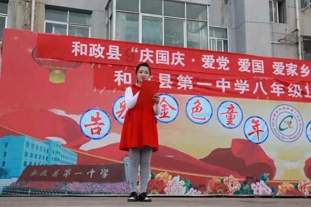花群中的女孩